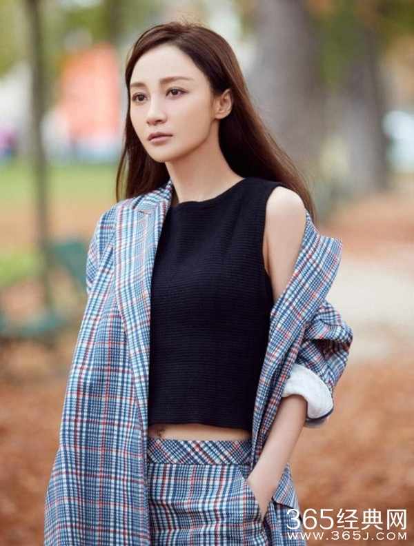 姚笛与未婚夫低调参加朋友聚会 男方全程相当体贴