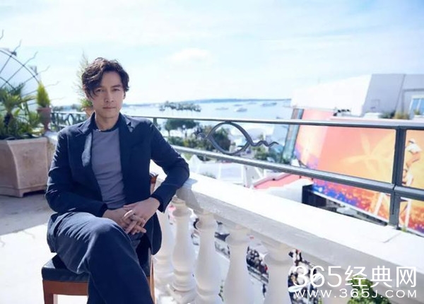 网红滤镜下的胡歌 大眼尖下巴模样太搞笑