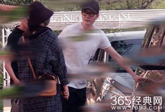 赵丽颖产后与老公合体现身 冯绍峰体贴帮开车门