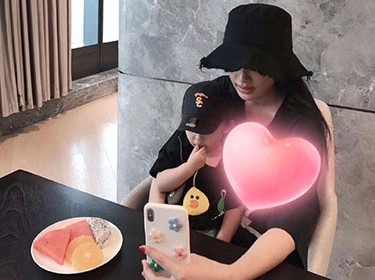 董子健踩点为孙怡庆生 57个字彩虹屁夸老婆