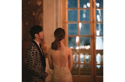 周杰伦搂昆凌腰看烟花 浓情蜜意羡煞旁人