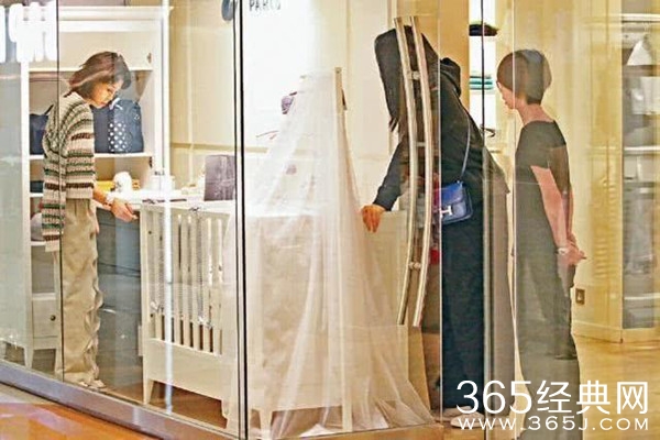 奚梦瑶何猷君逛街研究婴儿床 坐实怀孕？