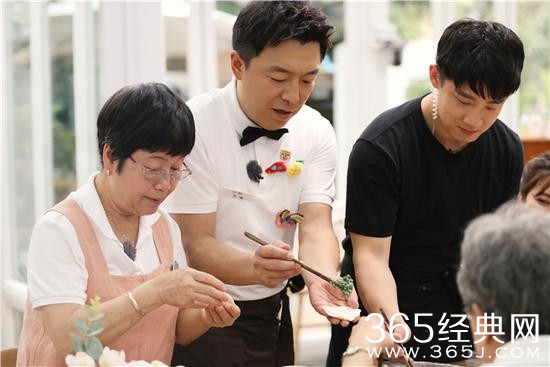 《忘不了餐厅》上演变装秀 黄渤