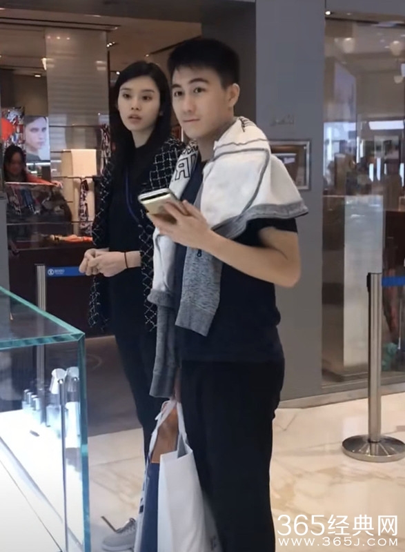 奚梦瑶何猷君逛街研究婴儿床 坐实怀孕？