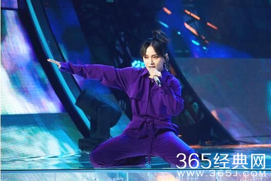 《我是唱作人》周笔畅上演复古滑跪 引众人震惊