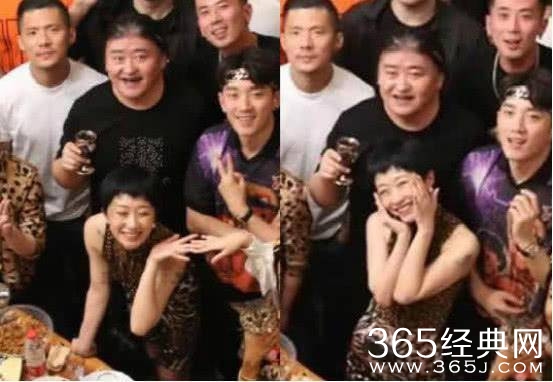 刘欢颠覆形象 家中举办豹纹派对