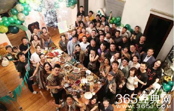 刘欢颠覆形象 家中举办豹纹派对