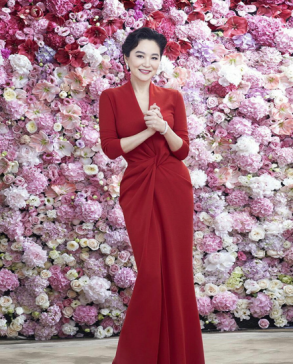 看呆众人 林青霞主动亲吻魁梧型男