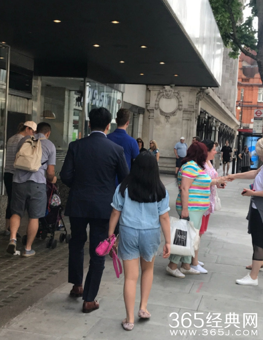 网友英国偶遇王岳伦父女 王诗龄拎两万名牌包