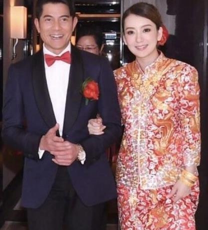 郭富城方媛穿情侣装逛街 恩爱约会吃甜品