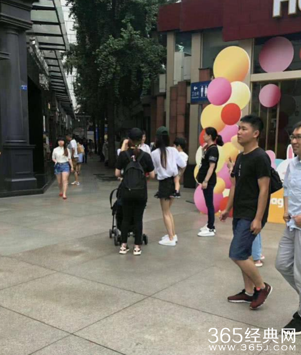 网友偶遇baby和小海绵 被赞好妈妈