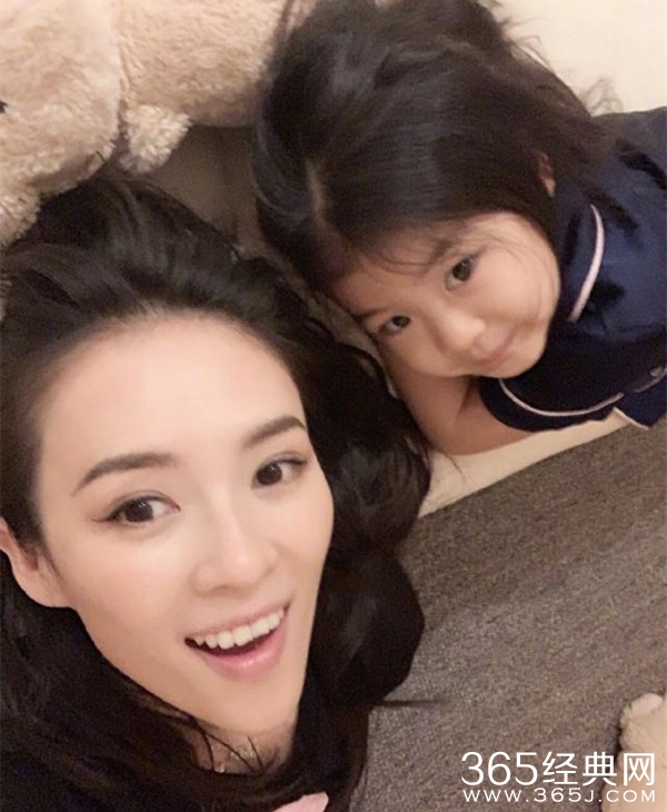 章子怡赶在醒宝睡觉前回家 母女合影画面温馨