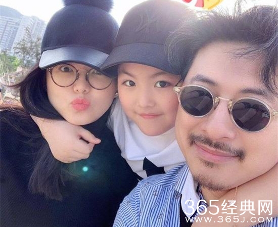 网友英国偶遇王岳伦父女 王诗龄拎两万名牌包