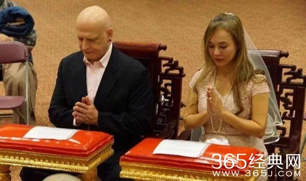 赌王家族再添喜事 83版小龙女翁静晶再嫁何猷彪