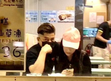 郭富城方媛穿情侣装逛街 恩爱约会吃甜品