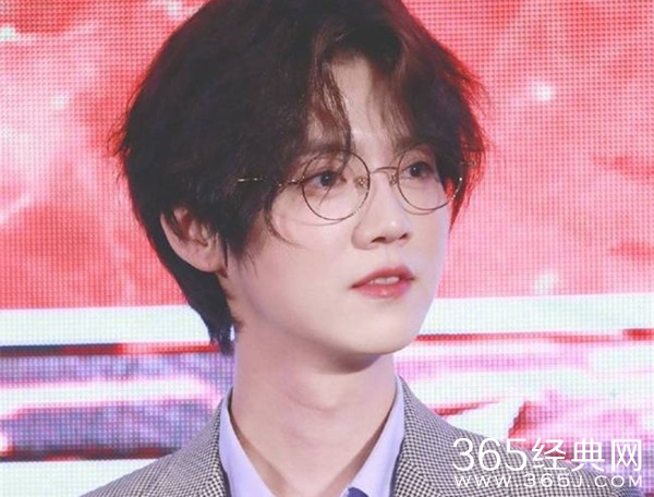 鹿晗眼镜杀迷倒众人 仿佛撕漫男