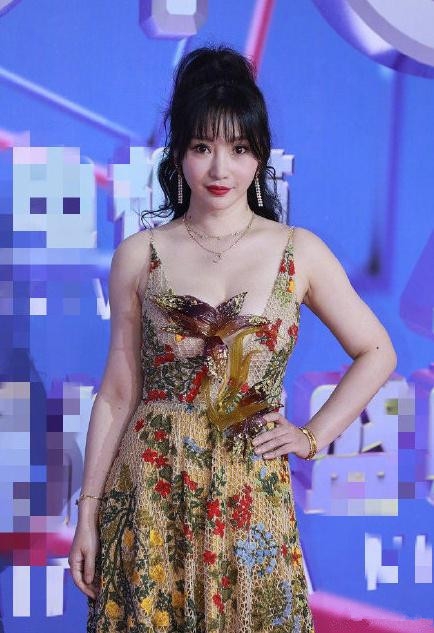 柳岩红毯不慎摔倒 险些走光