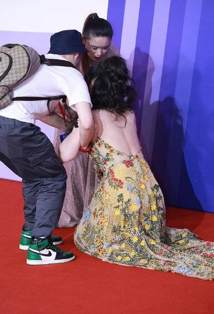 柳岩红毯不慎摔倒 险些走光