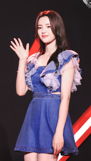 杨超越红毯造型惹争议：人美穿啥都美