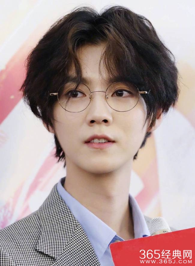鹿晗眼镜杀迷倒众人 仿佛撕漫男