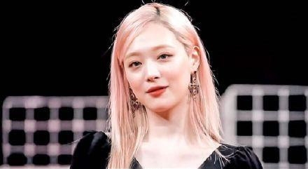 雪莉粉色新发色现身 被赞人间水蜜桃