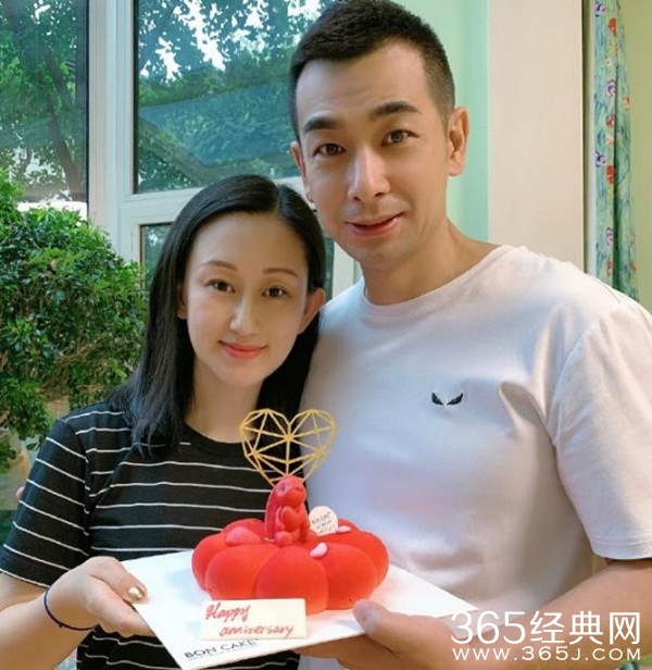 赵文卓结婚13周年 张丹露晒合影秀恩爱