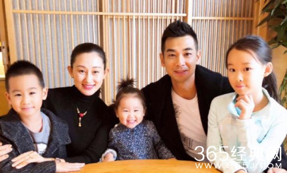 赵文卓结婚13周年 张丹露晒合影秀恩爱