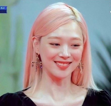 雪莉粉色新发色现身 被赞人间水蜜桃