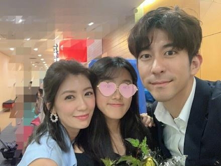 贾静雯与前夫同框 现身女儿梧桐妹毕业典礼