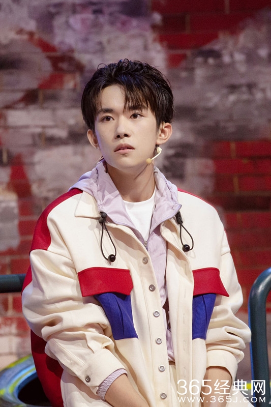 《这就是街舞》24小时创作 选手排练易烊千玺提建议