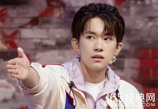 《这就是街舞》24小时创作 选手排练易烊千玺提建议