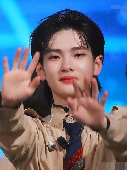 师姐师弟的缘分！夏之光周震南机场捡到杨超越身份证