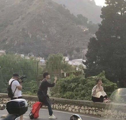 王俊凯绅士帮杨紫拎包 又是拿包又帮拍照