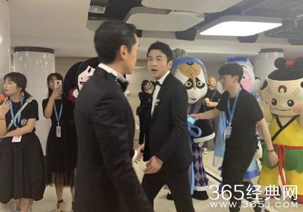 雷佳音看见胡歌欣喜若狂爱 手拉手对视秒变表情包