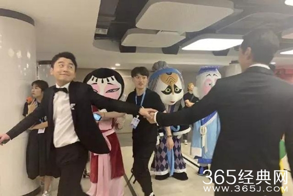 雷佳音看见胡歌欣喜若狂爱 手拉手对视秒变表情包