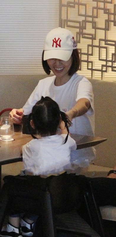 林心如霍建华一家首同框 打破不和传闻