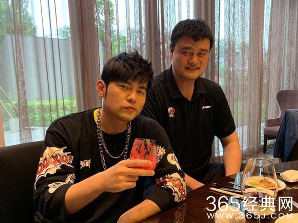 周杰伦姚明聚餐：知道为什么坐着拍照吗