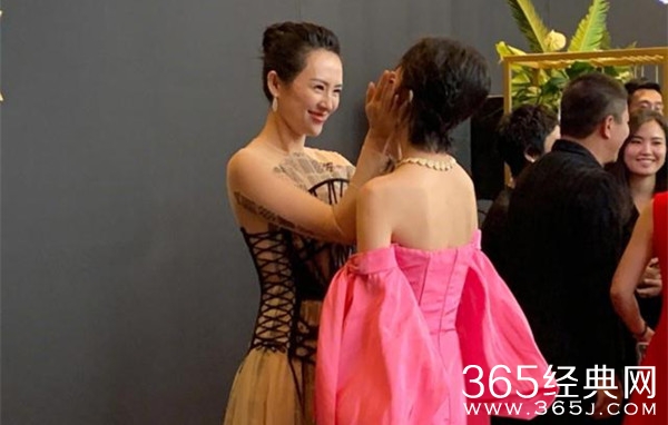 两代谋女郎相聚 章子怡揉周冬雨脸表情宠溺