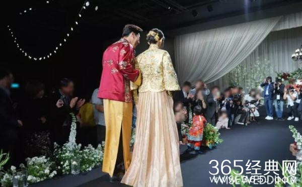 秋瓷炫儿子首公开 推小花车走路呆萌可爱