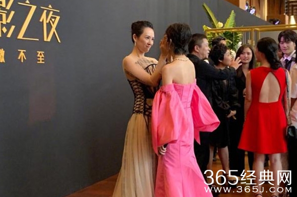 两代谋女郎相聚 章子怡揉周冬雨脸表情宠溺