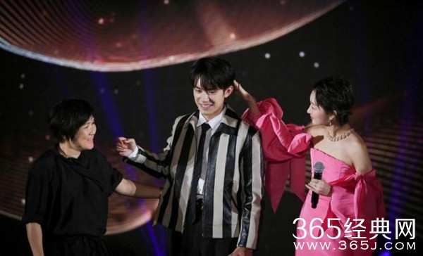 易烊千玺摸头杀 周冬雨一句话被赞情商高