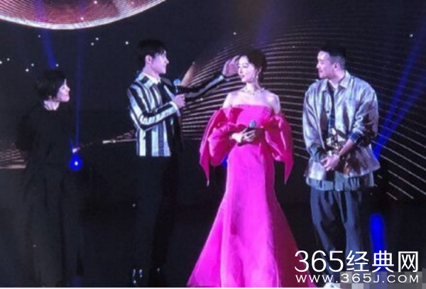 易烊千玺摸头杀 周冬雨一句话被赞情商高