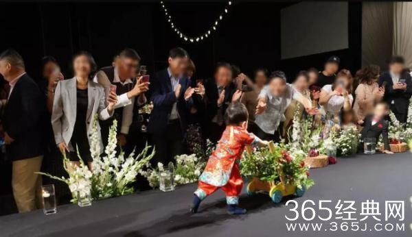 秋瓷炫儿子首公开 推小花车走路呆萌可爱