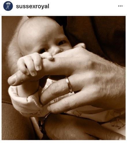 哈里王子儿子萌照曝光 英国王位第七顺位继承人