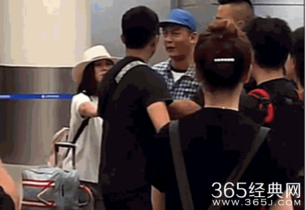陈冠希在机场与人起冲突 扮鬼脸爆粗骂人