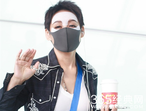 宁静机场敷面膜戴口罩 毫不在意镜头挥手摆拍