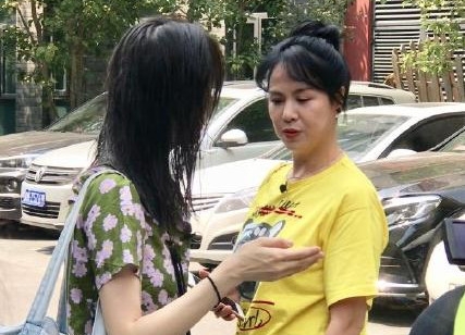 郑爽与妈妈同框 爽妈扎丸子头似少女