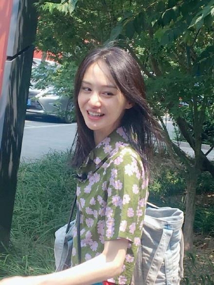 郑爽与妈妈同框 爽妈扎丸子头似少女