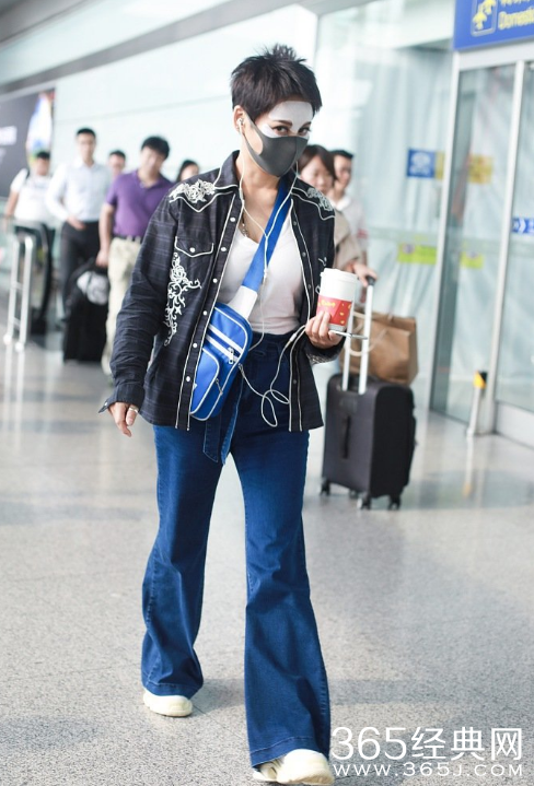 宁静机场敷面膜戴口罩 毫不在意镜头挥手摆拍