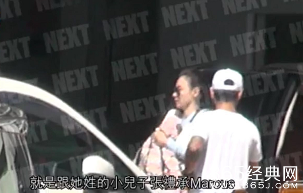 小儿子首曝光！张柏芝背Marcus参加俩儿子家长日